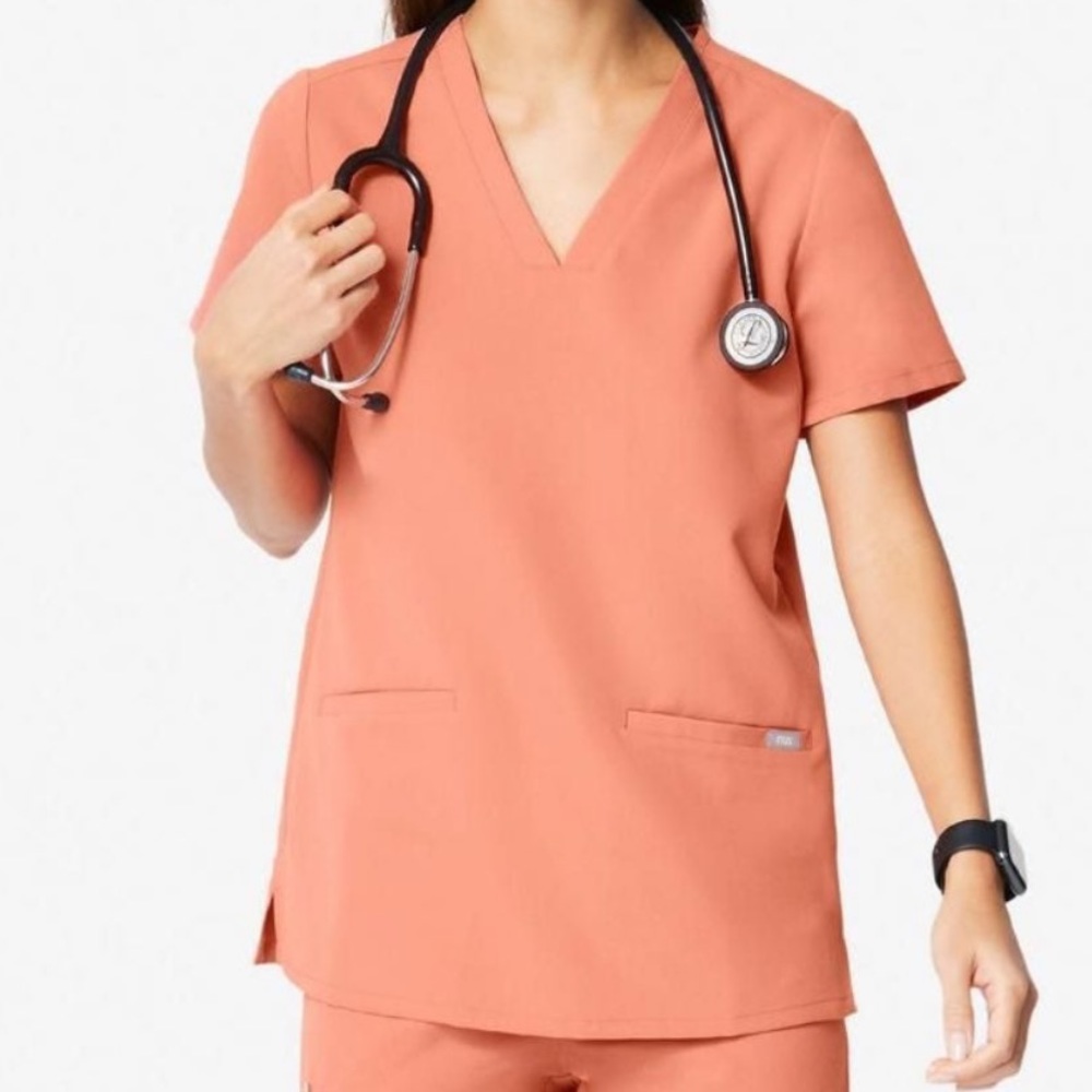 casma scrub top | coral